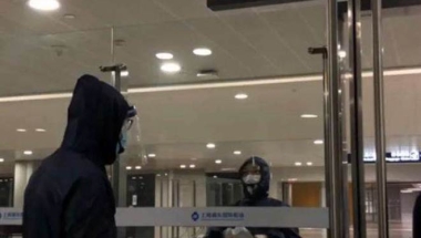 疫情肆虐下， 看到回国留学生哭了，你被感动了